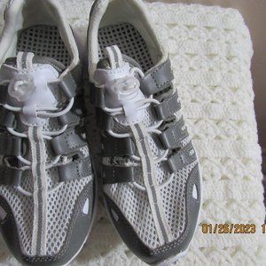 Scrubs Gray/white ladies lightweight shoe.